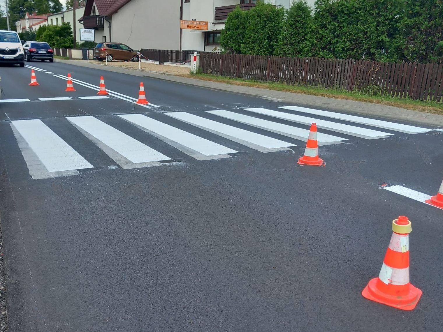 Oznakowanie poziome, przejście dla pieszych otoczone pachołkami