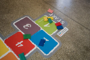 Gra-w-klasy-woreczki-z-grochem-zabawki-edukacyjne-naklejki-korytarzowe-Smart-Plac