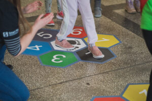 Gra-zabawa-korytarzowa-naśladuj-mnie-kolorowe-naklejki-na-korytarz-szkolny-Smart-plac