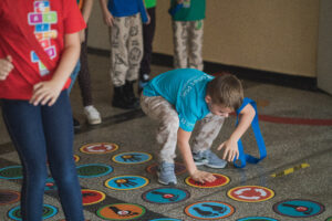 Smart-plac-dziecko-gra-gry-korytarzowe-hopla-nauka-gra-ruchowa-edukacyjna