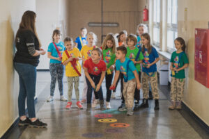 Smart-plac-grupa-dzieci-gra-na-korytarz-szkoła-podstawowa-zabawy-korytarzowe