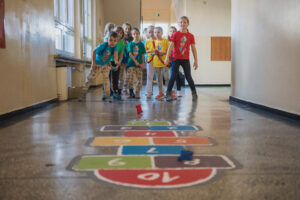Zabawa-dla-grupy-dzieci-naklejka-na-korytarz-Smart-Plac