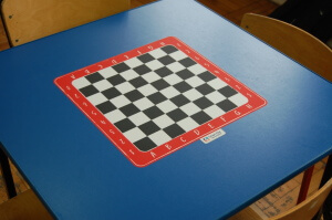 szachy do przyklejenia na stolik, naklejka szachy, Naklejki podłogowe - jakie wybrać do szkoły?